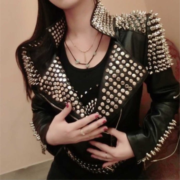 Кожаная куртка с шипами