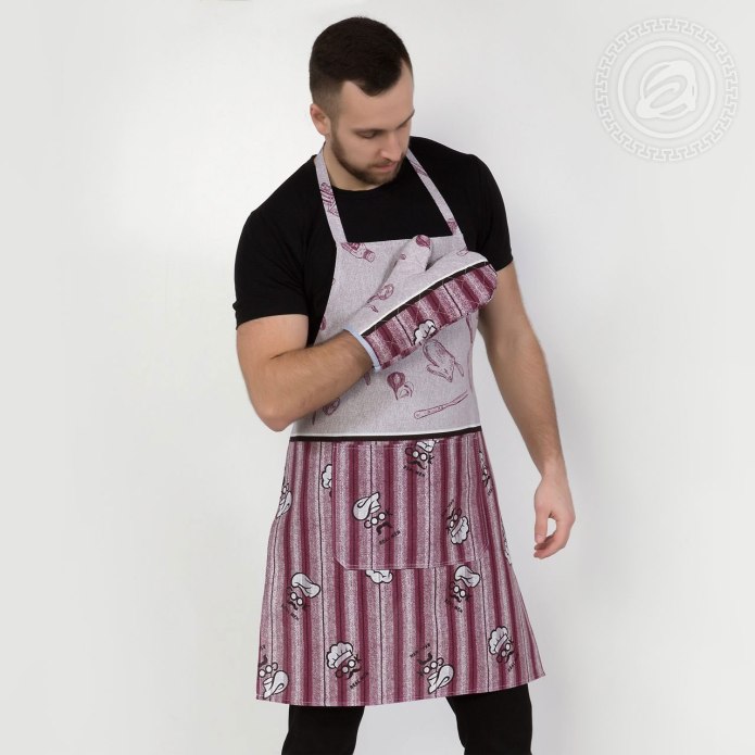 Мужчины в фартуках