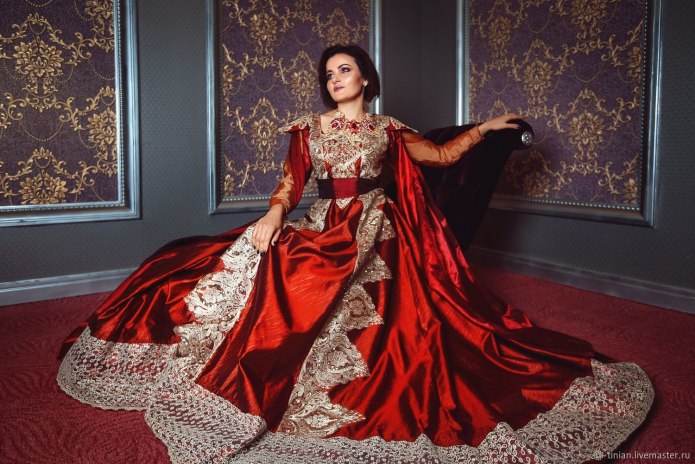 Платья в королевском стиле