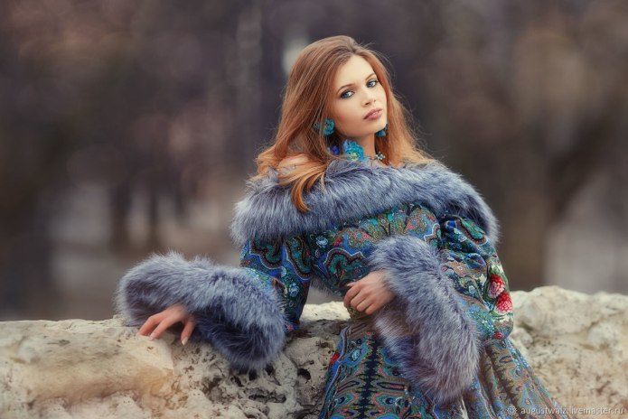 Платье отделанное мехом