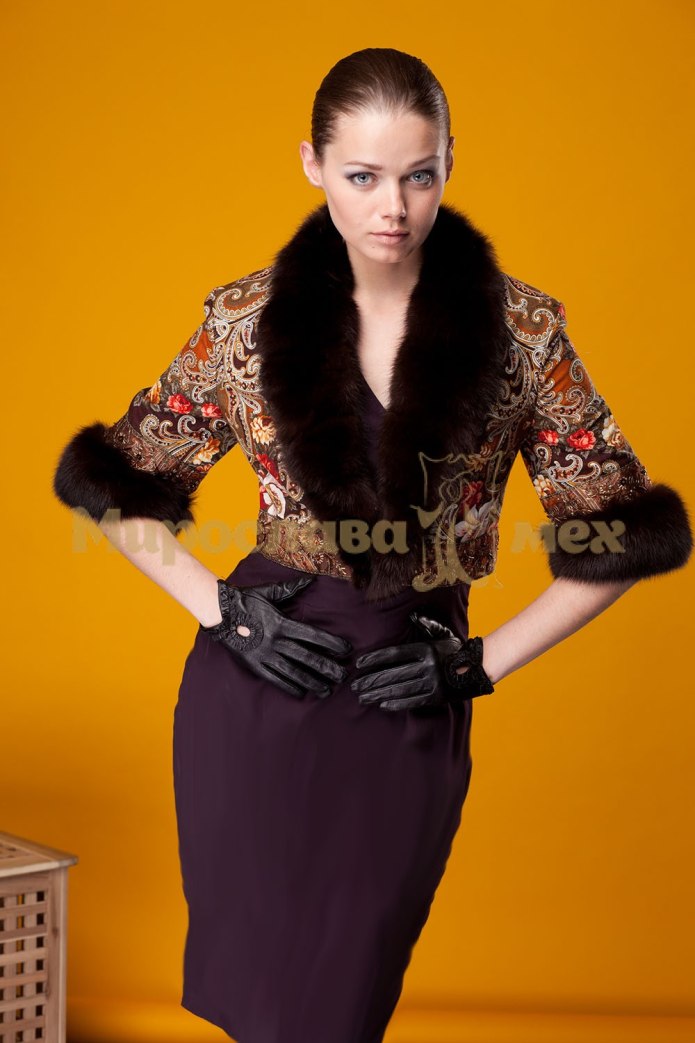 Свитер с пушистыми рукавами