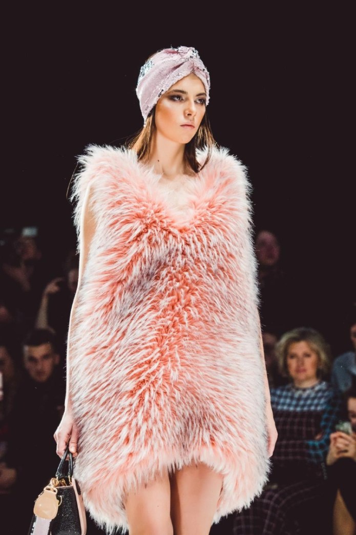 Черное платье с мехом