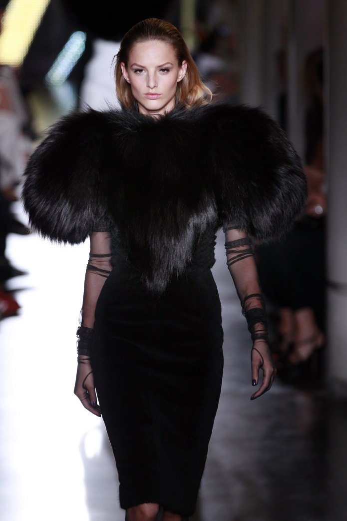 Платье с мехом внизу