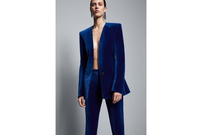 Синий бархатный брючный костюм