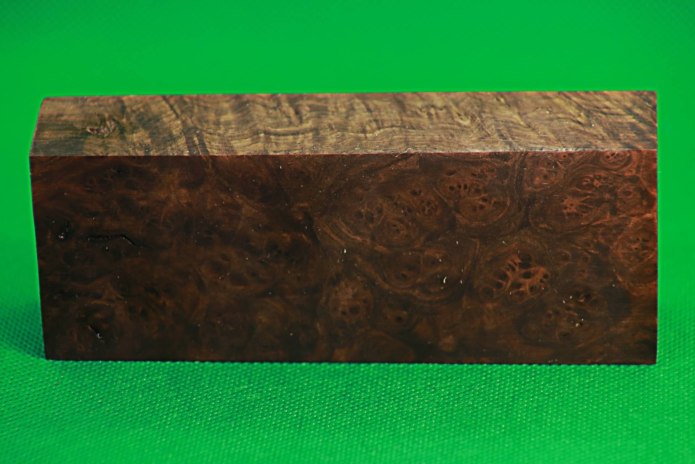 Семена в деревянной чашке