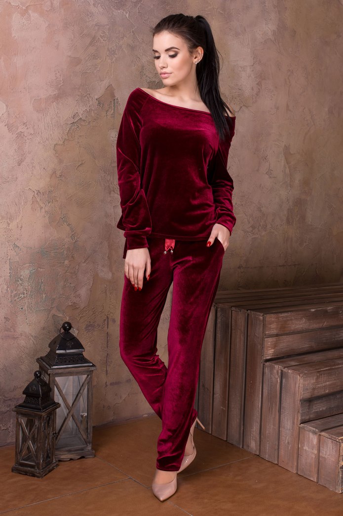 Костюм из велюра женский