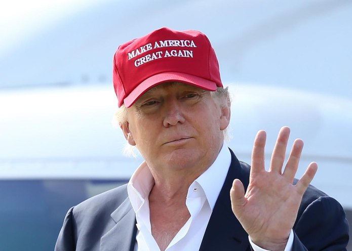 Дональд Трамп в кепке make America great again
