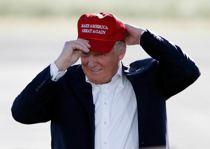 Дональд Трамп в кепке make America great again
