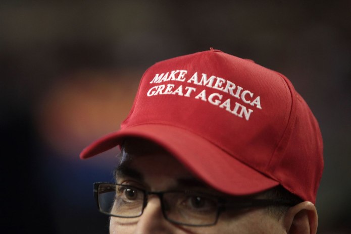 Трамп в кепке make America great again