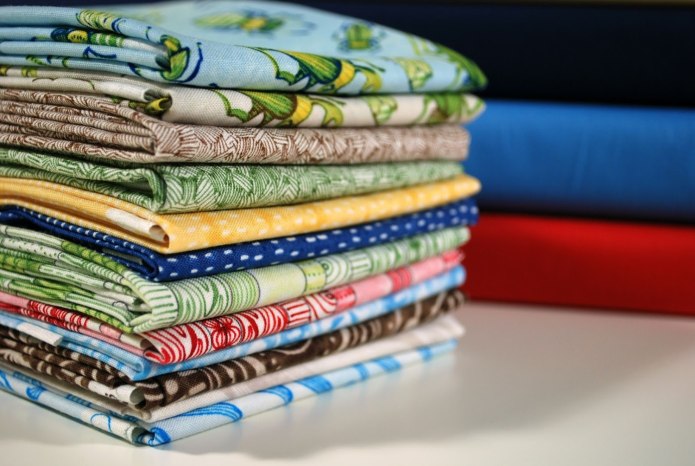 Стопка красивых тканей