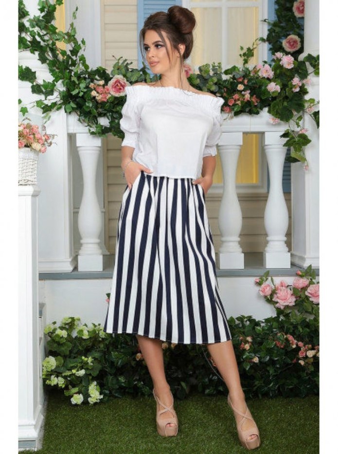 Короткое платье с пышной юбкой