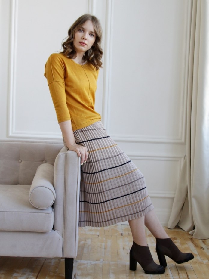 Белая рубашка и красная юбка