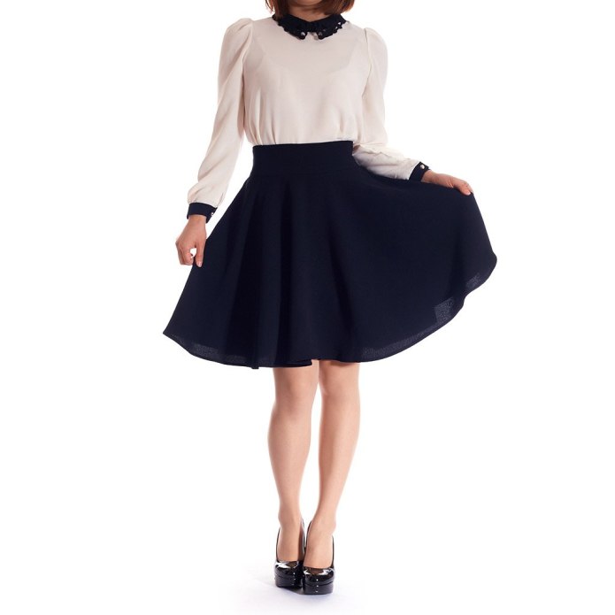 Красная короткая юбка