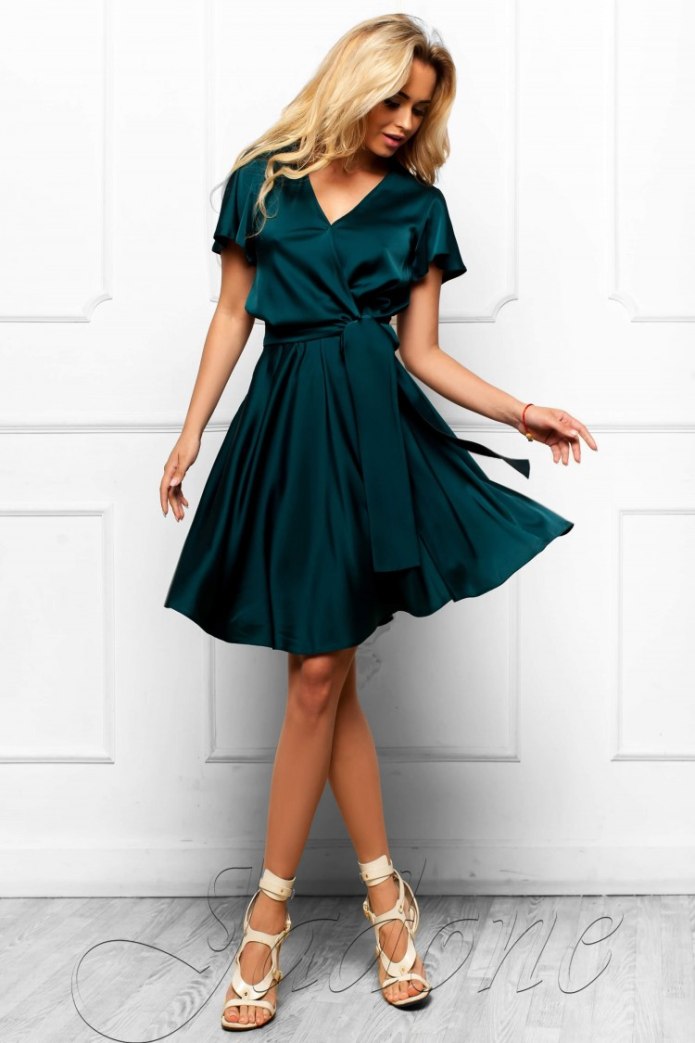 Девушка в платье