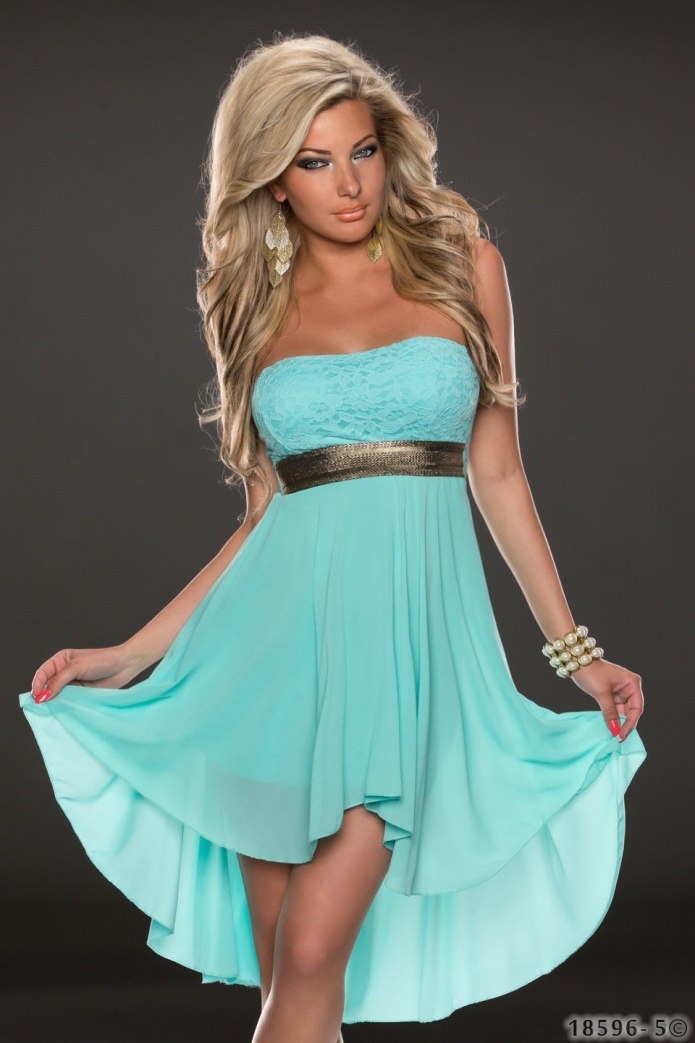 Девушка в платье красивая