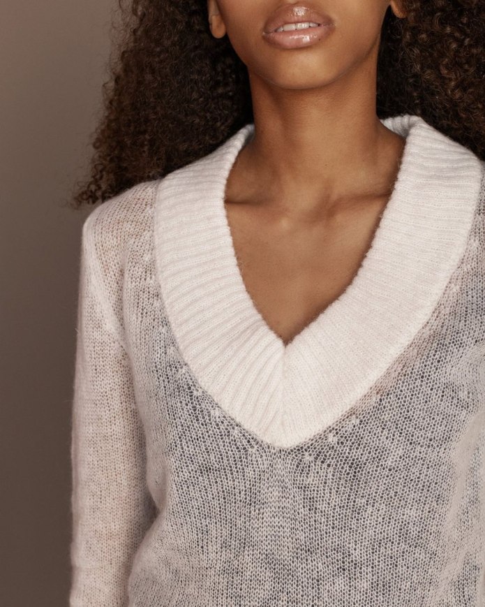 Джемпер с треугольным вырезом