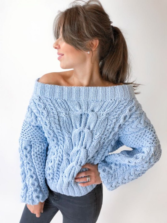 Вязаный свитер женский