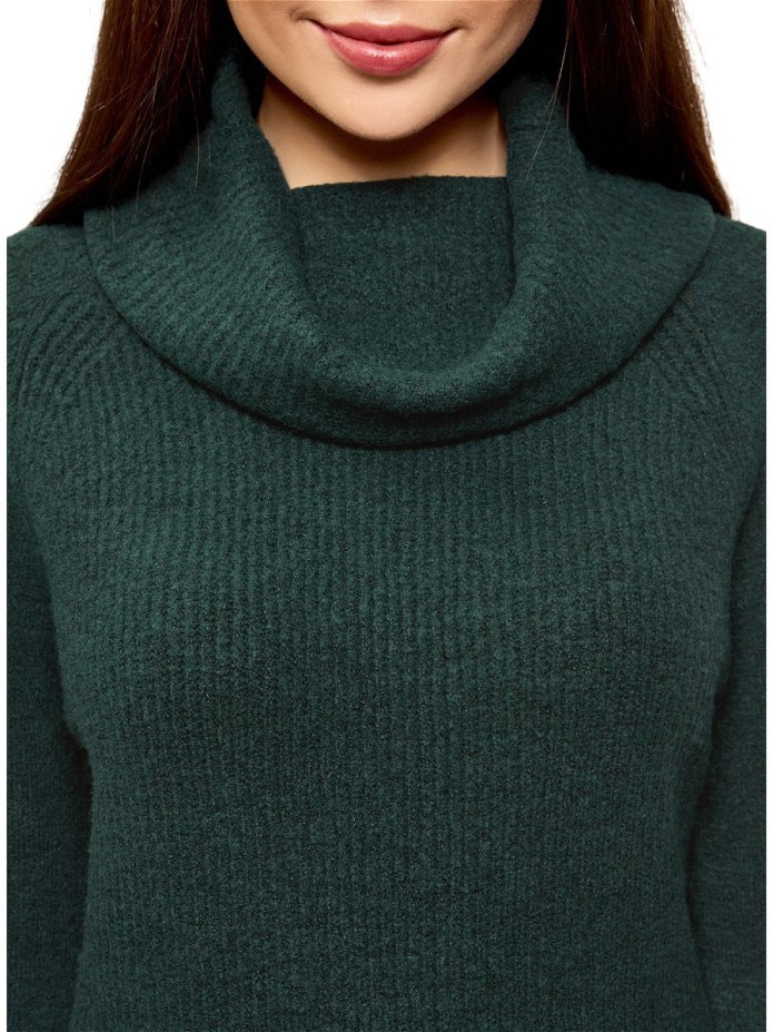 Зеленый вязаный свитер