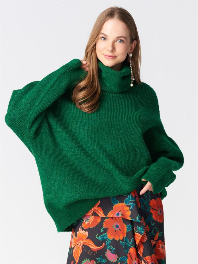 Зеленый вязаный свитер