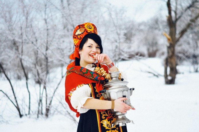 Девушка с самоваром