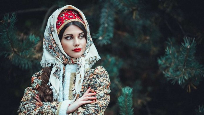 Девушка в кокошнике