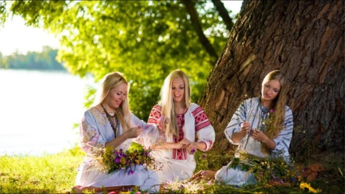 Славянские девушки в венках