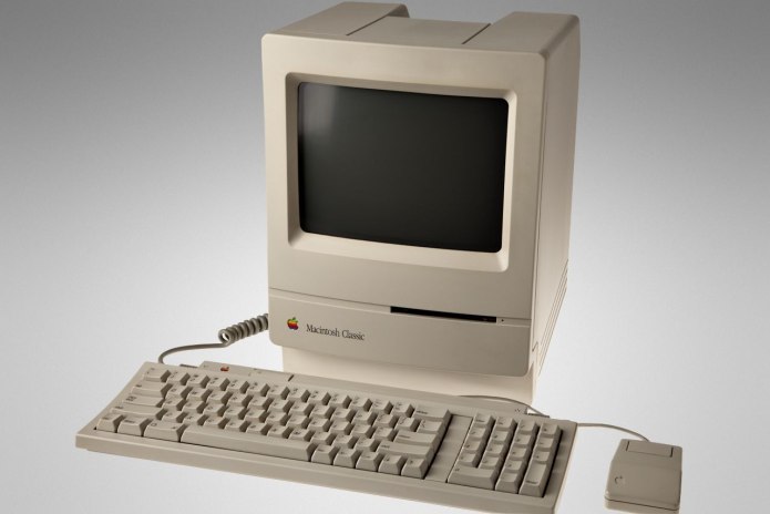 1984 — Выпущен первый персональный компьютер Apple Macintosh.