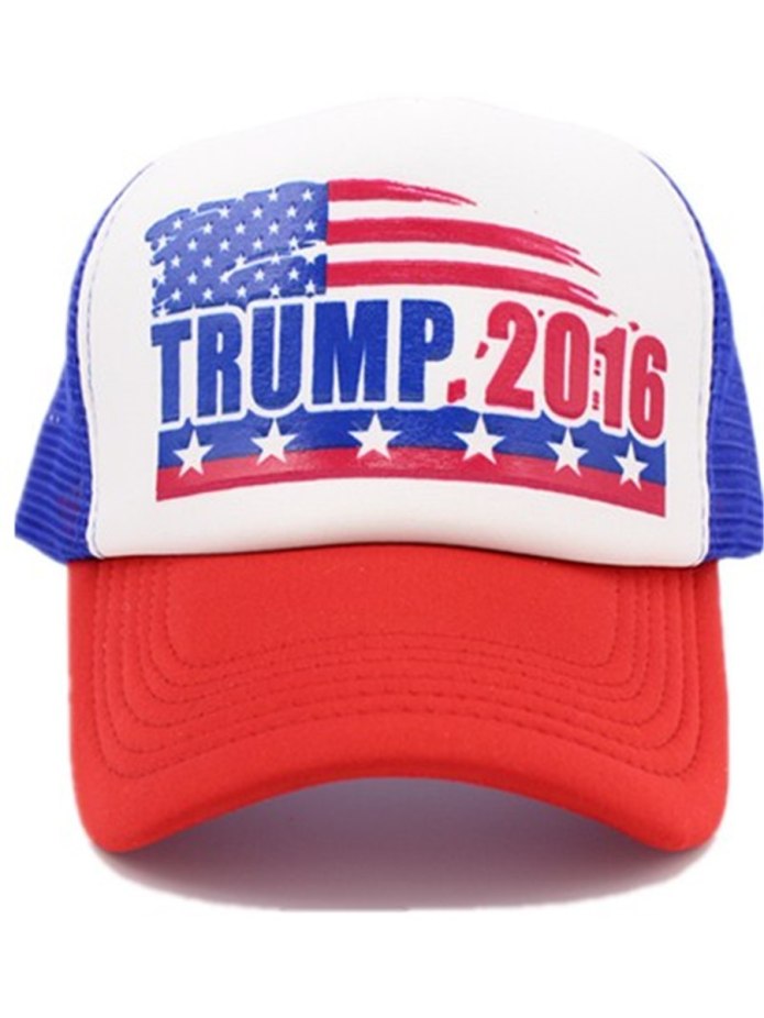 Трамп в кепке make America great again