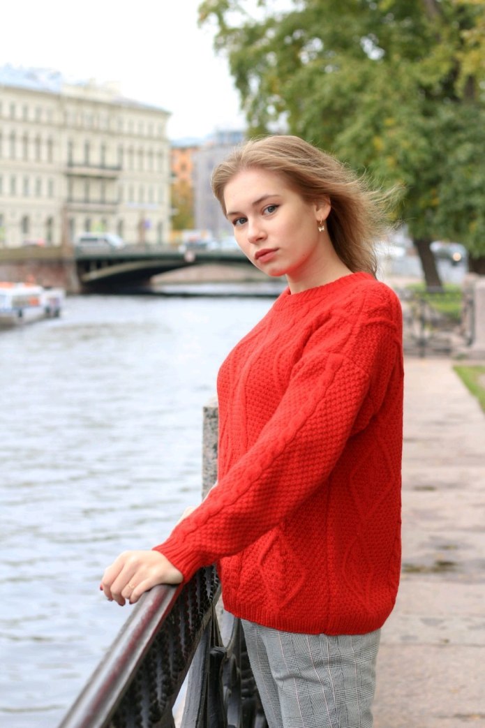 Вязаный свитер с ромбами