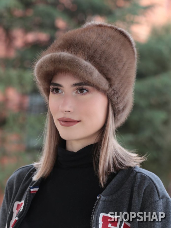 Меховой берет с козырьком