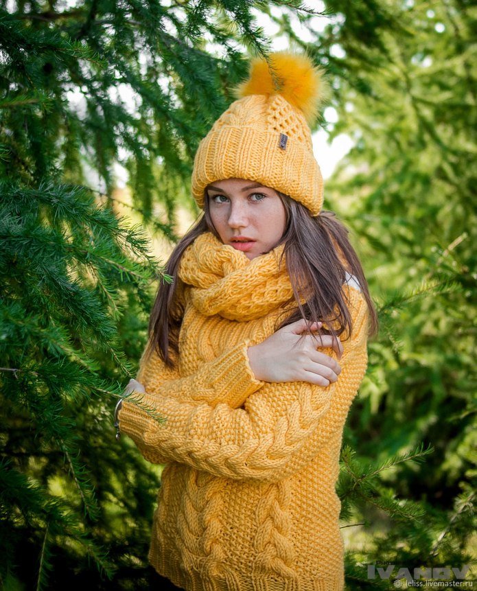 Желтый свитер с косами