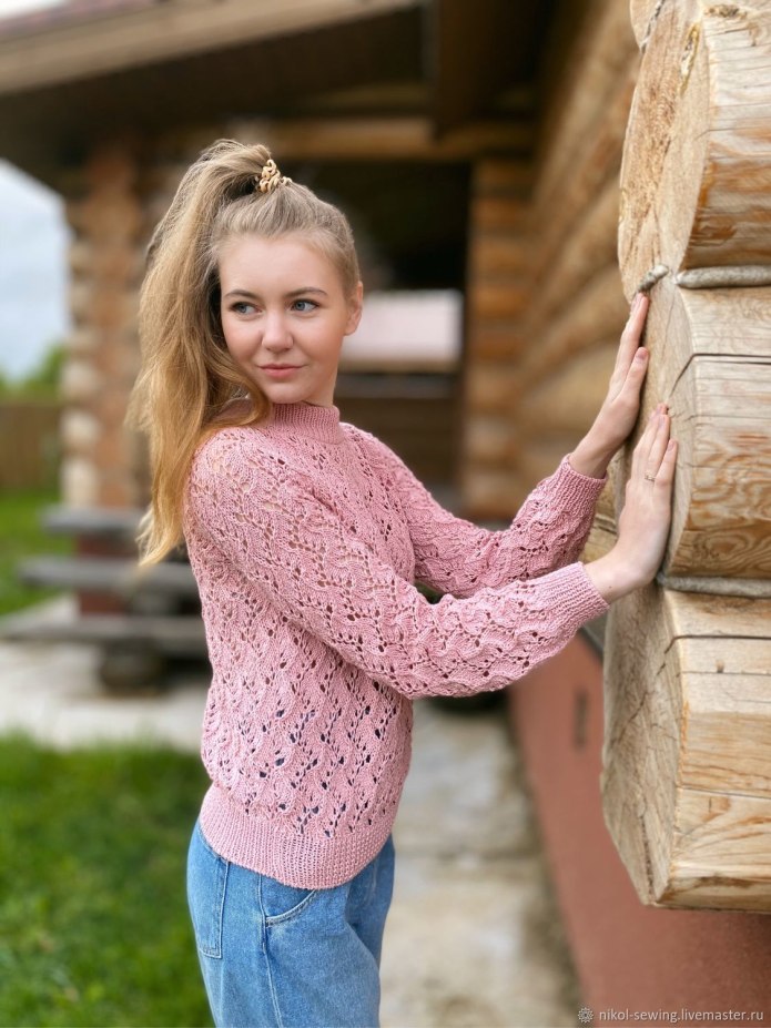 Белый свитер в дырочку