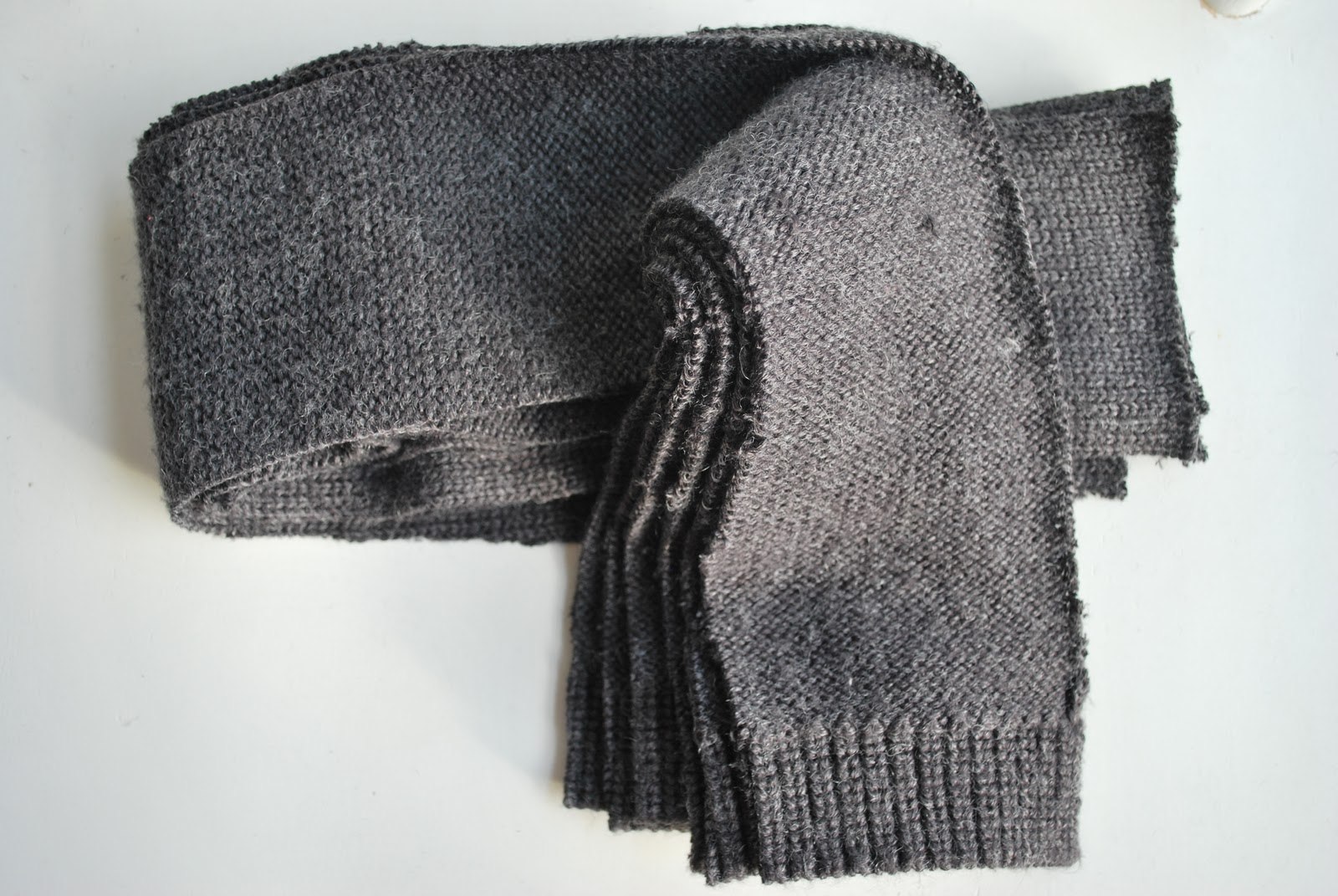 Шарфы свитер звала простыня. Шарф из свитера. Шарф дырявое вязание. Шарф свитер своими руками. Шарф скреплённый между собой.