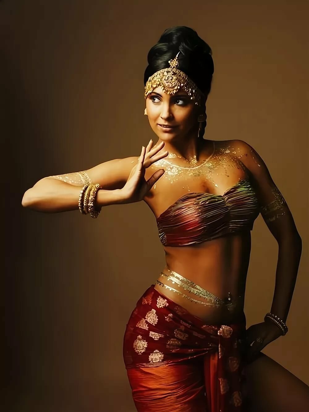 Куньяза. Танец живота Индия. Танцовщица Сари Индия. Трайбл Фьюжн Индия. Индианки belly Dance в Индии.