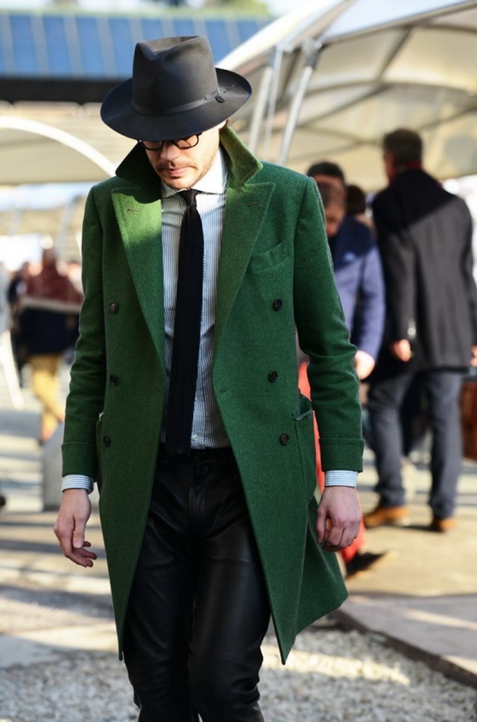 Зеленое мужское пальто. Пальто и шляпа мужские. Зеленое пальто мужское длинное. Изумрудное пальто мужское. Зеленый плащ мужской.