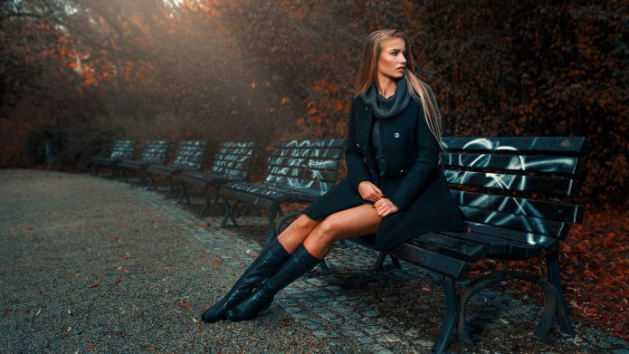 Девушка в пальто