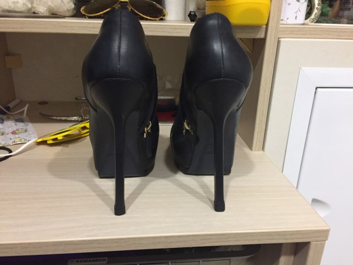 Изношенные женские туфли