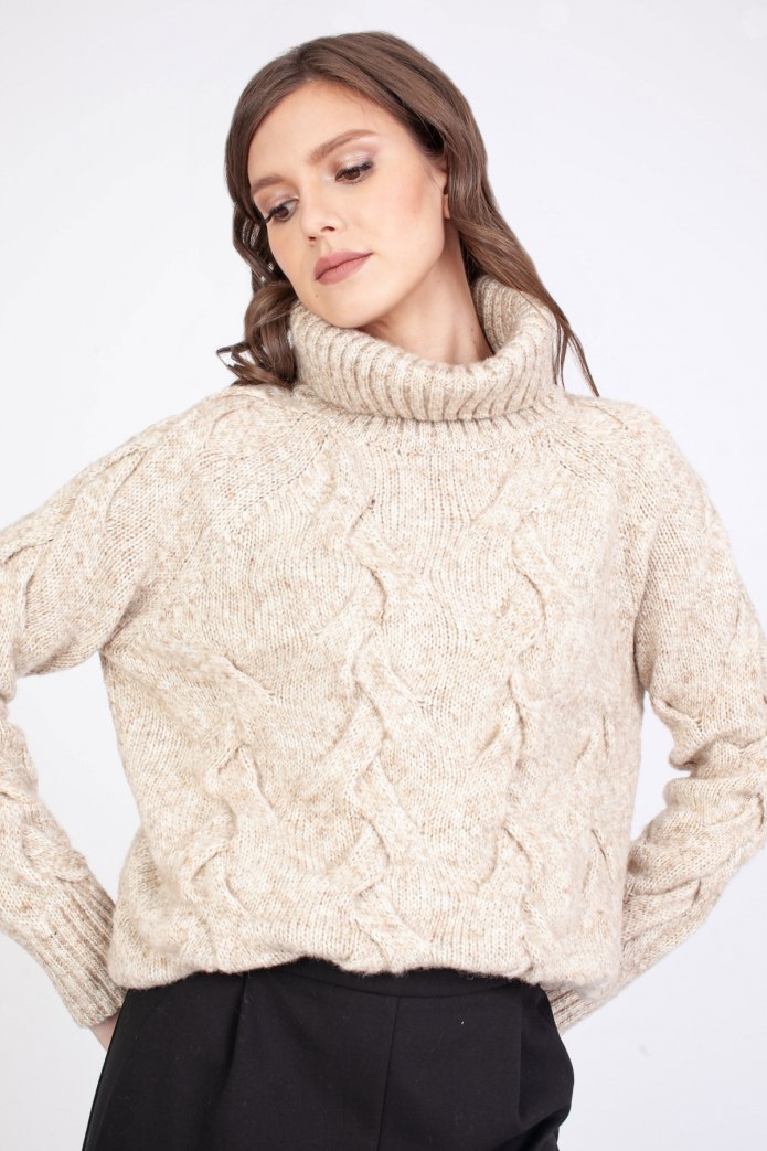 Свитер с большим воротом