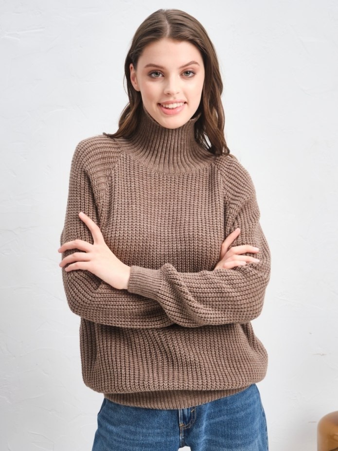 Свитер крупной вязки с горлом