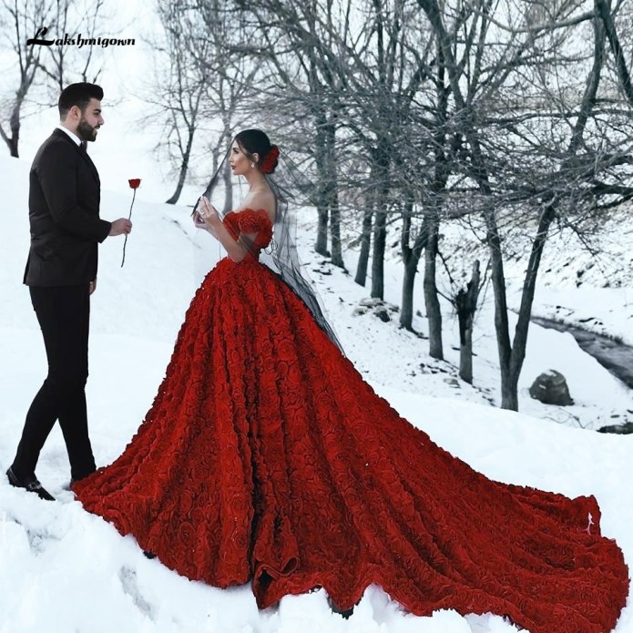 Красное пышное платье