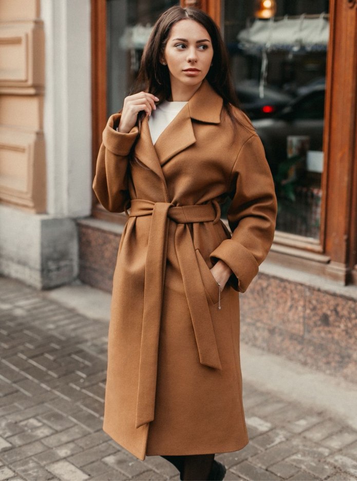 Fusun Lindner в пальто