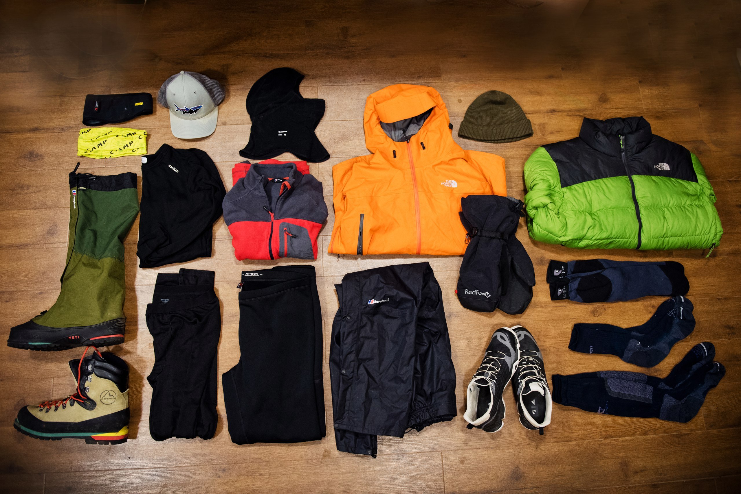 Нужно тепло одеться. Одежда и обувь для туризма. Одежда для похода. Теплая одежда. Одежда для похода в горы.