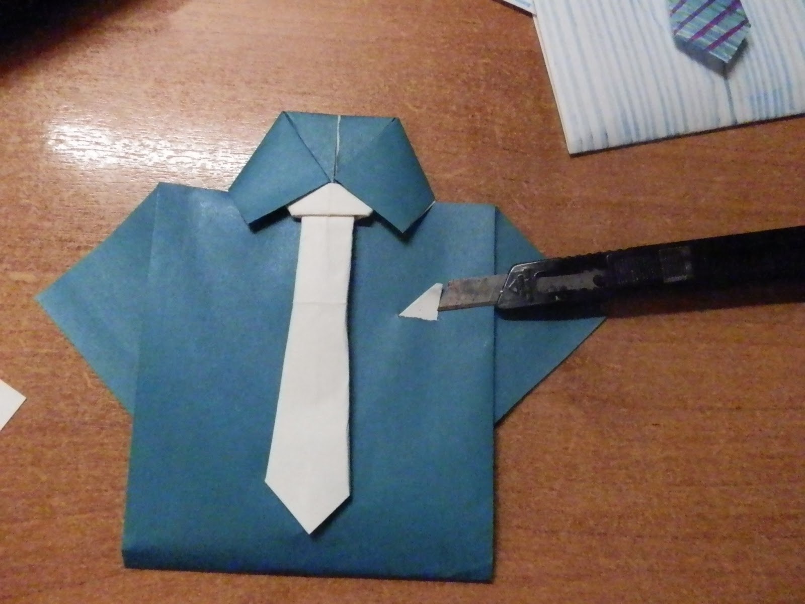 Как сделать галстук на 23 февраля. Открытка рубашка с галстуком. Рубашка из бумаги с галстуком. 23 Февраля рубашка с галстуком. Открытка рубашка оригами с галстуком.