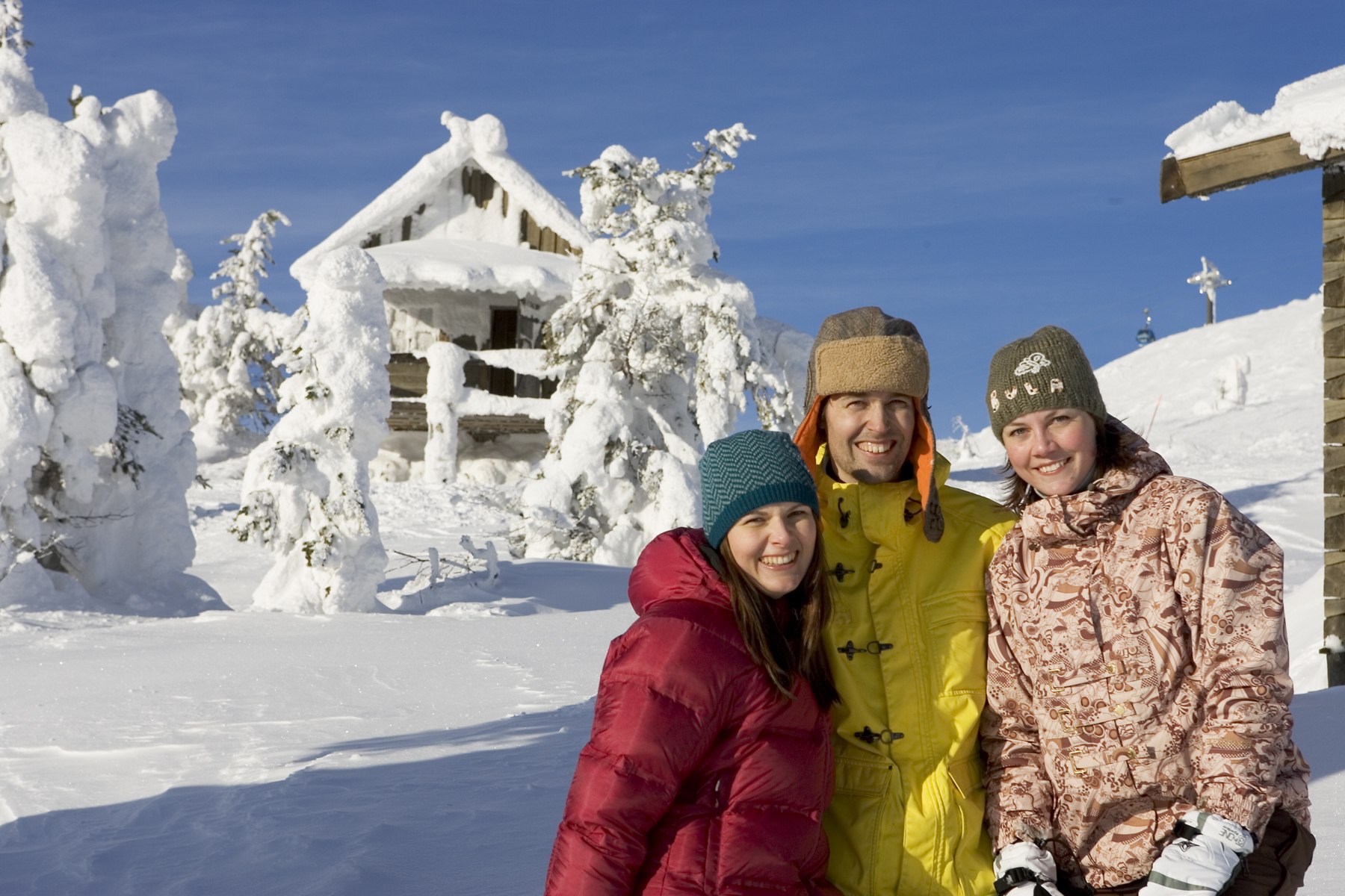 Куда поехать с ребенком в феврале. Зимний туризм в Финляндии. Туристы в Финляндии. Путешествие с семьей зимой. Семья путешествует зимой.