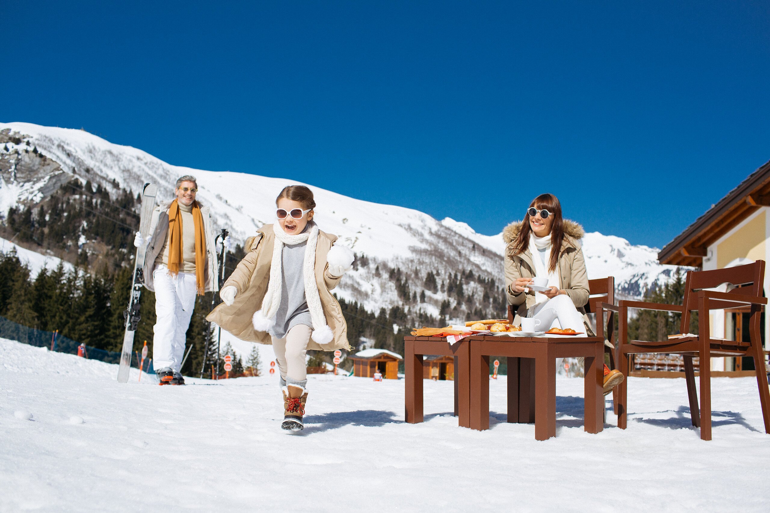 Компания горнолыжный курорт. Club med Valmorel. Club med Франция горные лыжи. Club med Альпы.