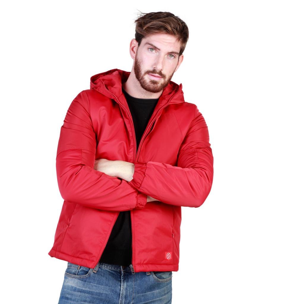 Мужчина в красной куртке