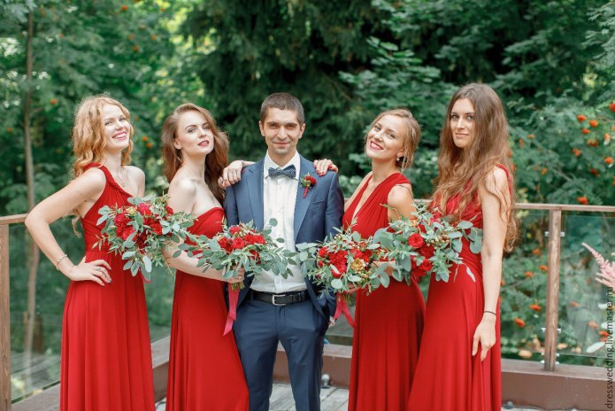 Подружки невесты в красных платьях