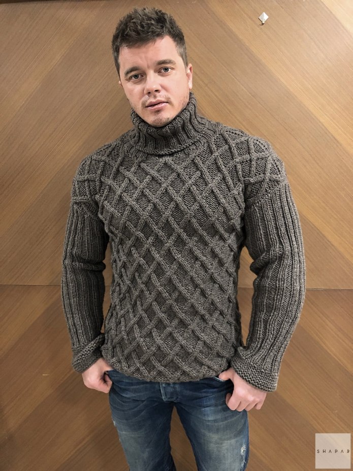 Мужской вязаный свитер с горлом