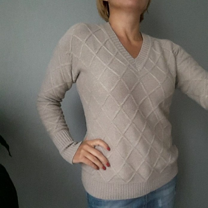 Свитер с ромбами