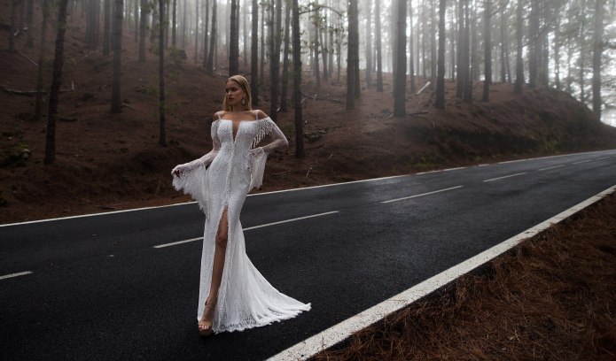 Фотосессия на дороге девушки в платье